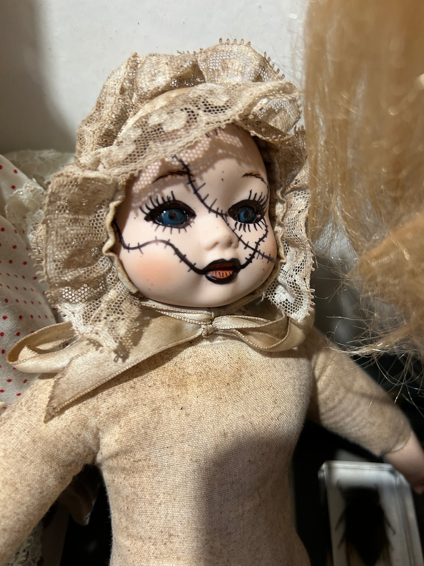 Poupée musicale antique en porcelaine rehaussée par une artiste