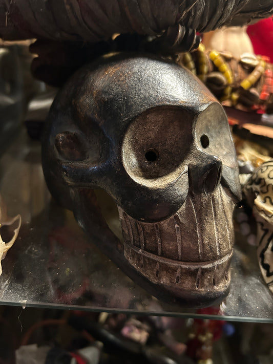 Crâne sculpté dans la lave d'un volcan africain