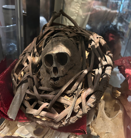 Fétiche vaudou antique, petit panier rituel de purification.