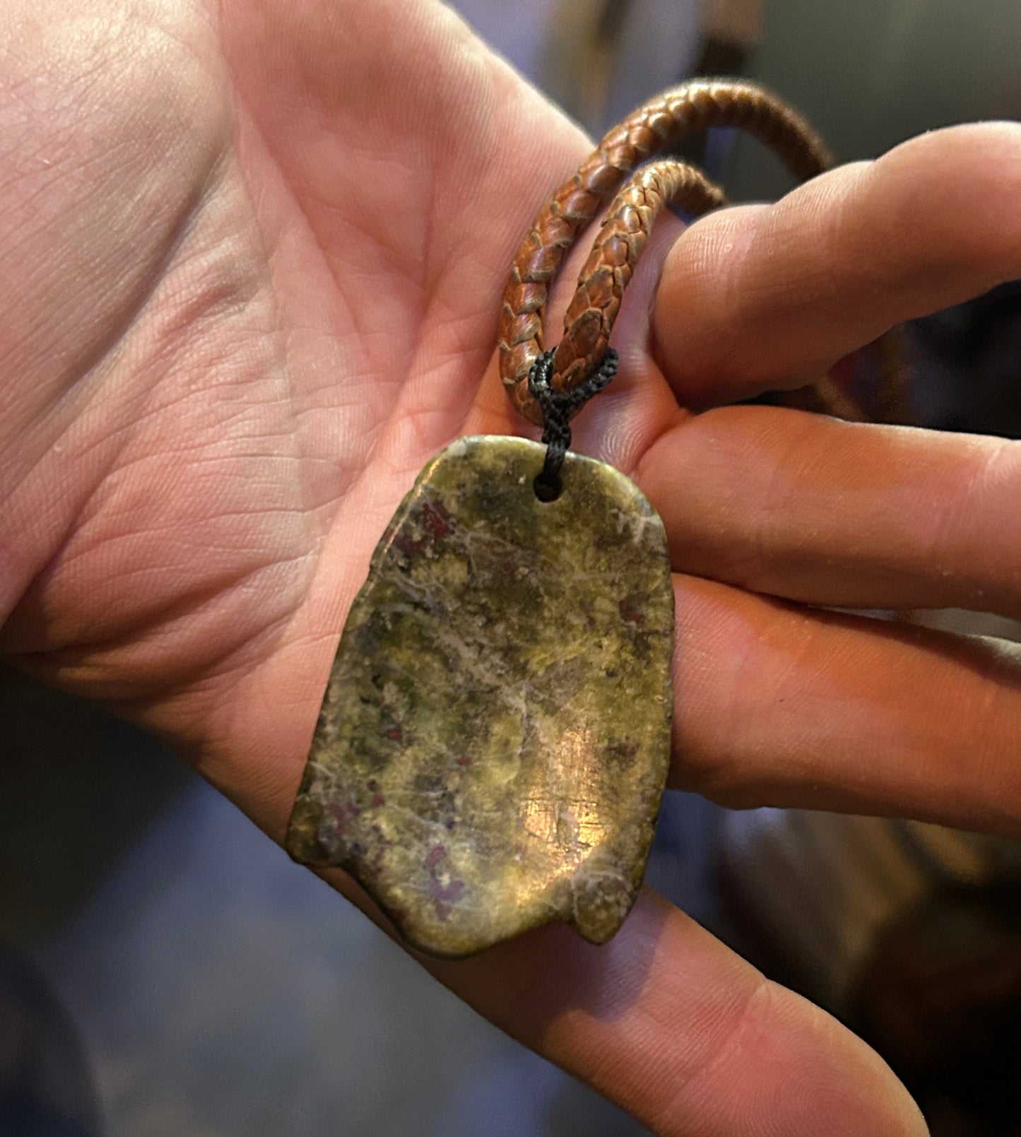 Amulette Maya sculptée dans une pierre de jade