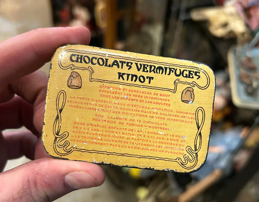 Boite antique en métal de chocolats vermifuges