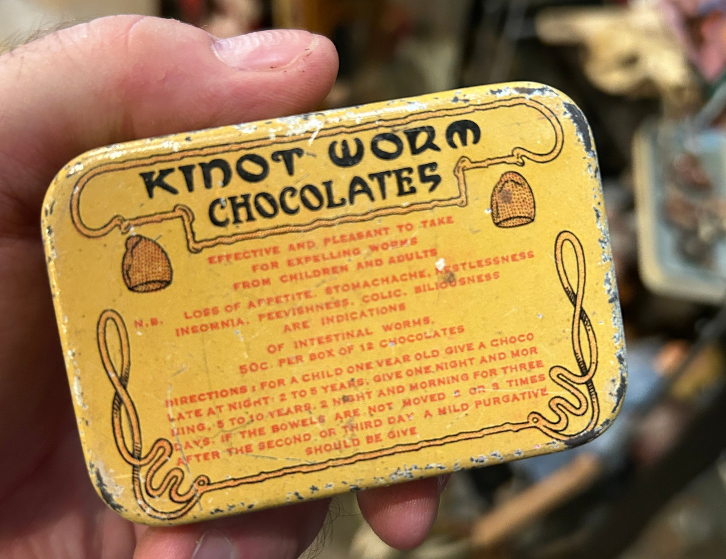Boite antique en métal de chocolats vermifuges