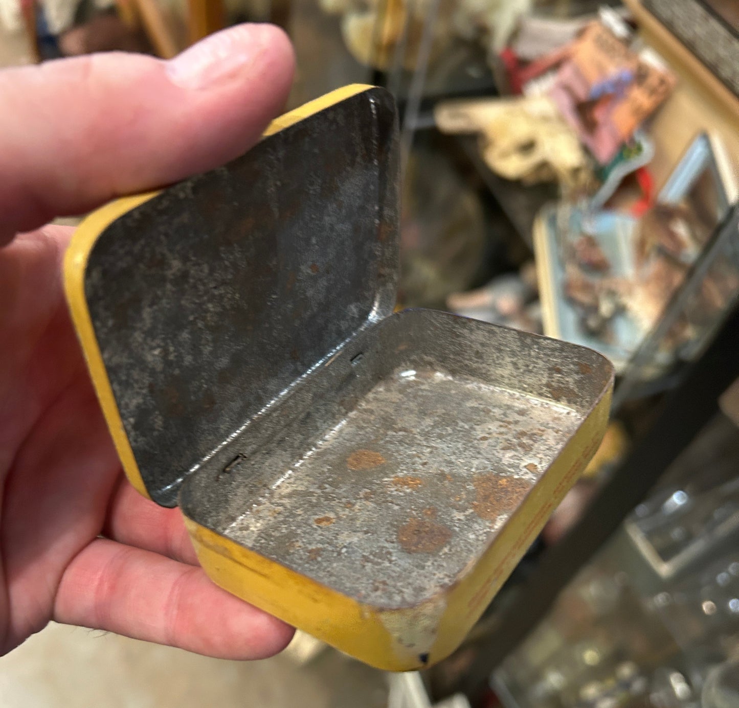 Boite antique en métal de chocolats vermifuges