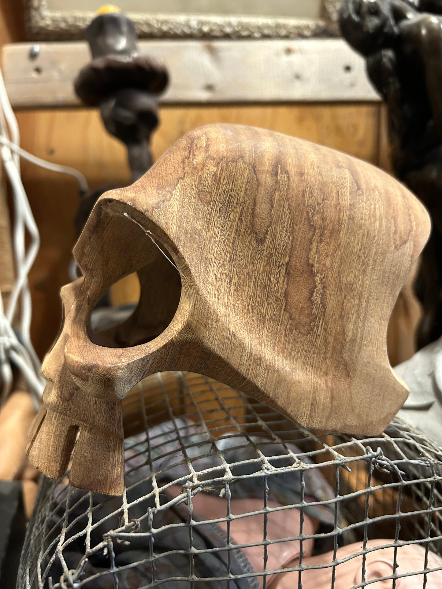 Sculpture crâne en bois