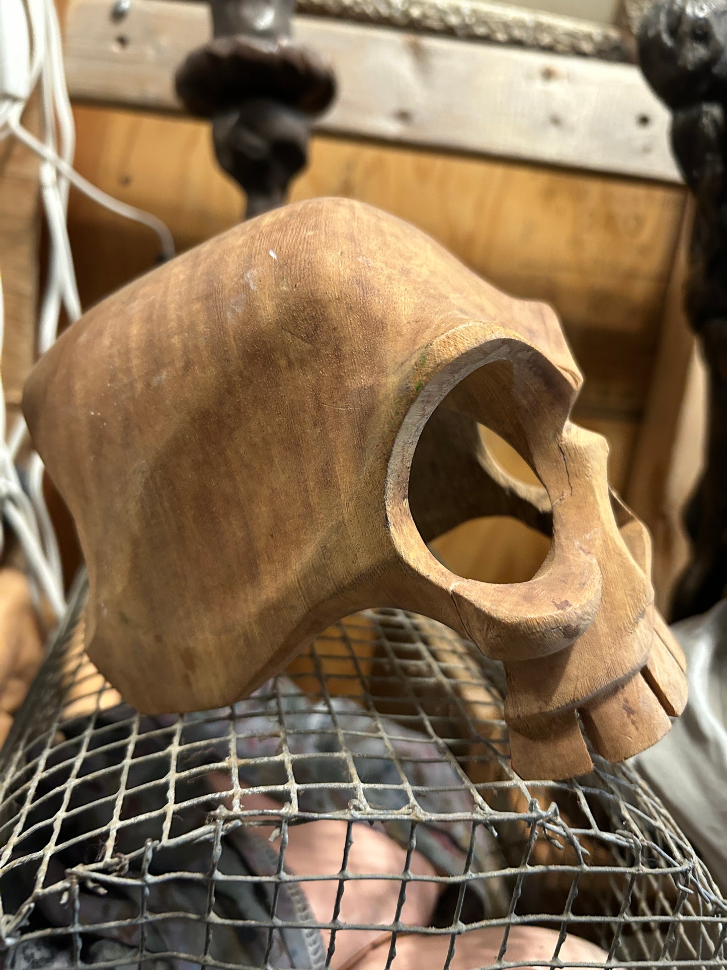 Sculpture crâne en bois
