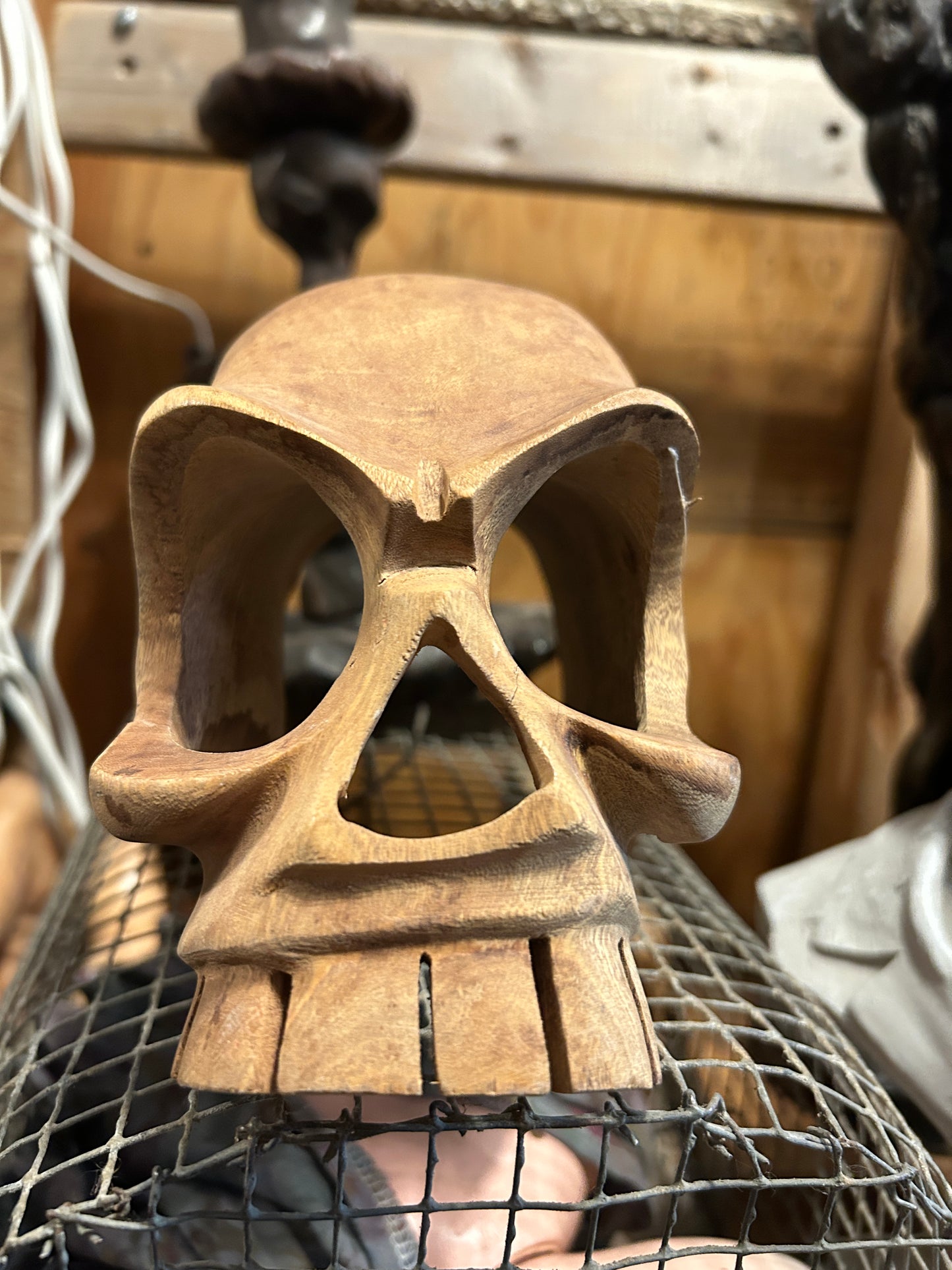 Sculpture crâne en bois