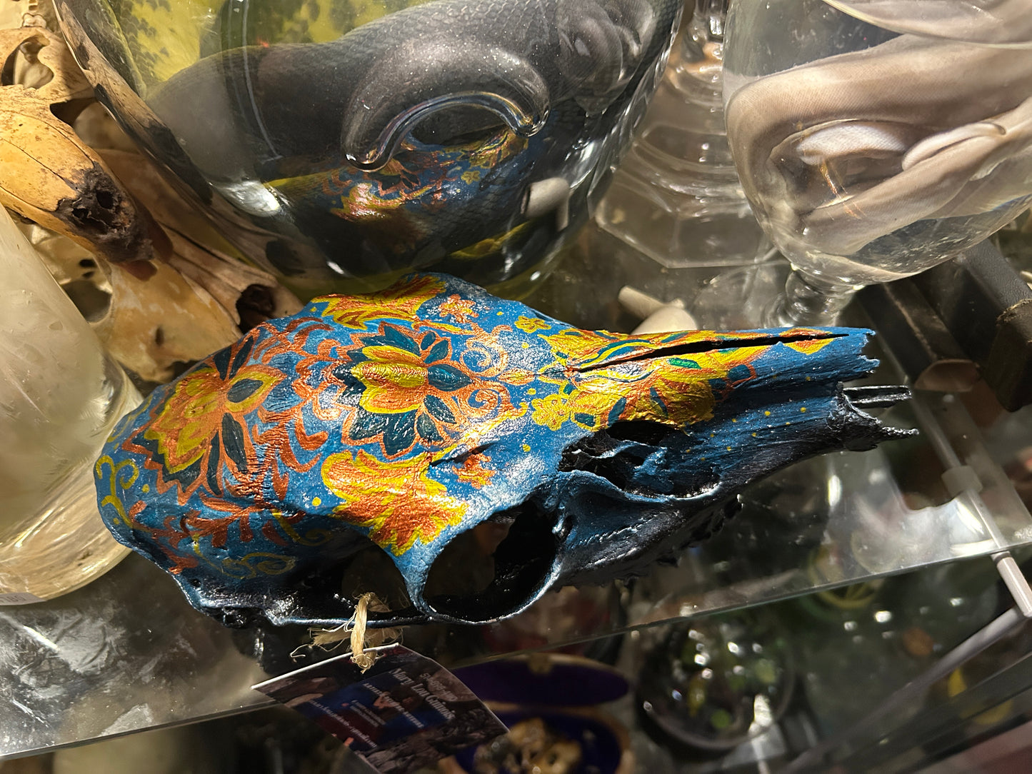 Peinture originale sur crâne de chèvre, par Mary Lou Guinois.