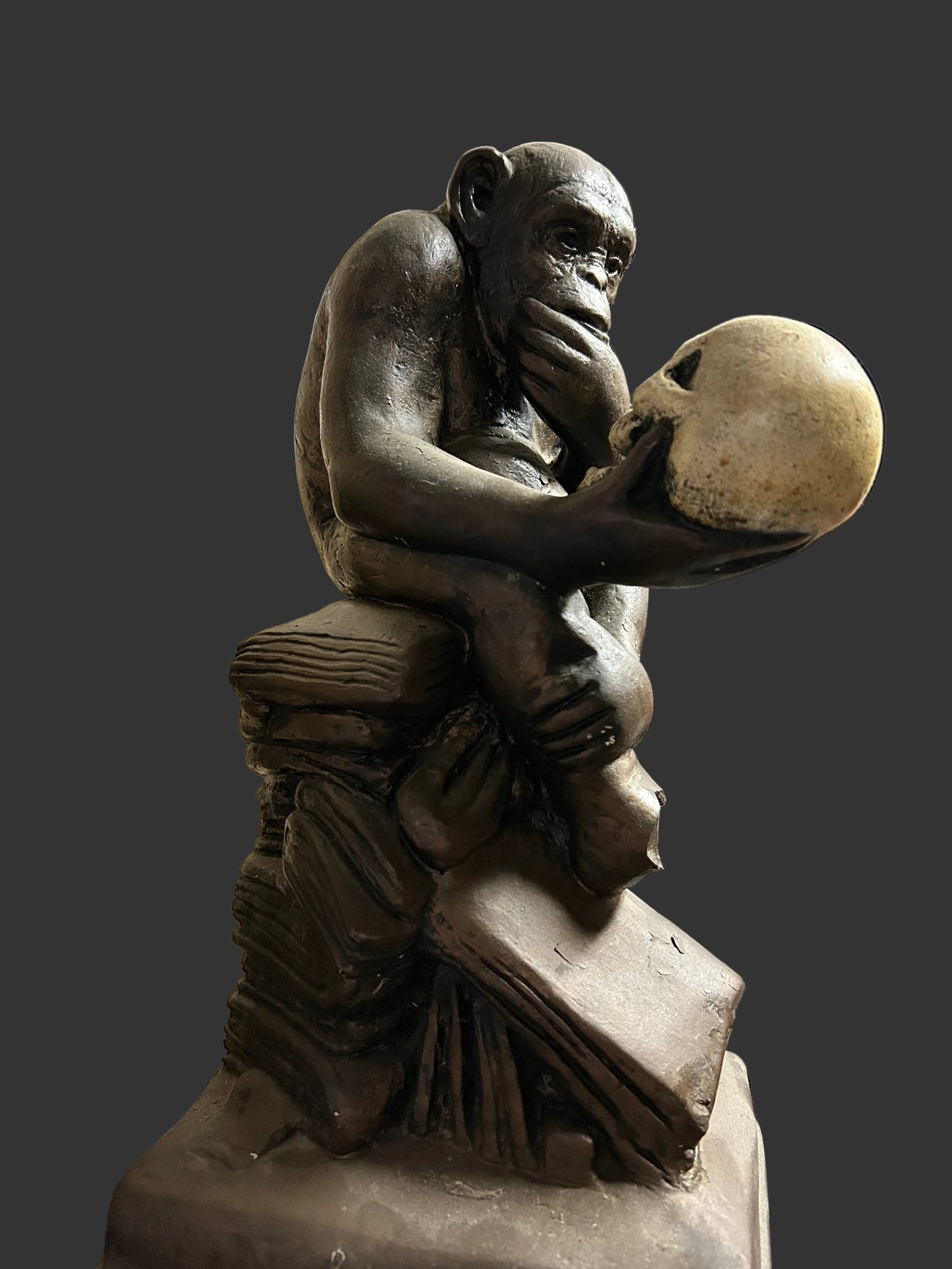 Statue en plâtre, singe pensant.