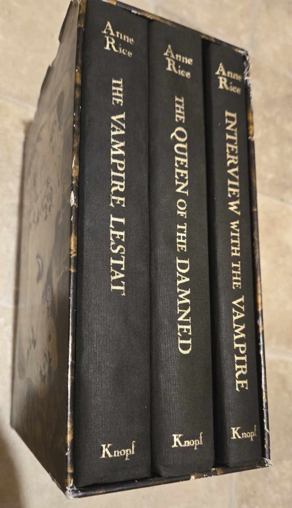 Coffret Livres The Vampire Chronicles signés par Anne Rice.