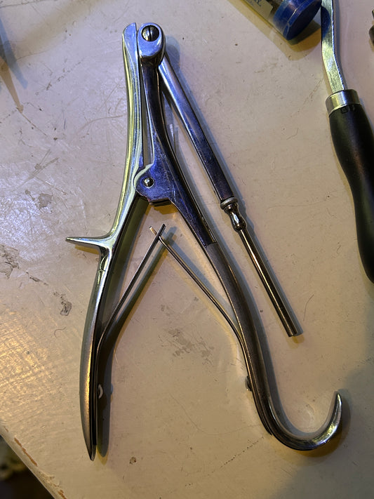 Vieil Outil chirurgical.