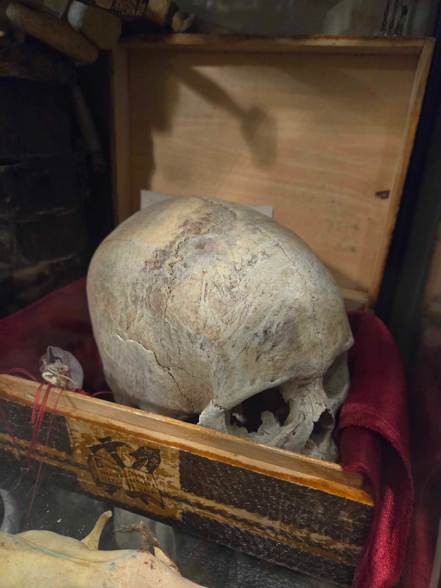 Très vieux crâne antique médical.