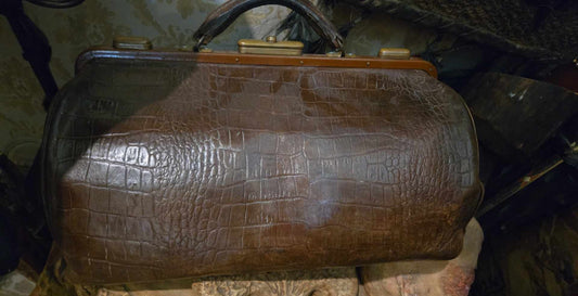 Valise antique de médecin en cuir