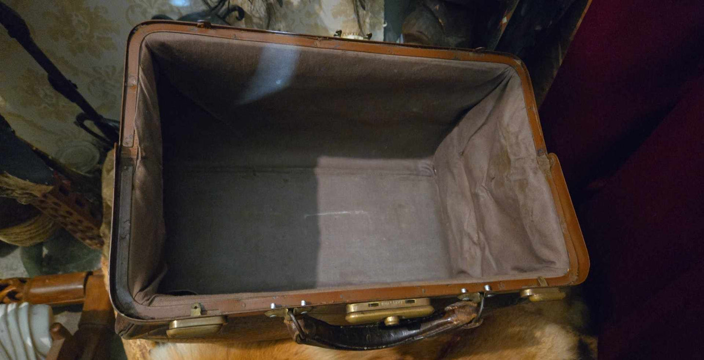 Valise antique de médecin en cuir