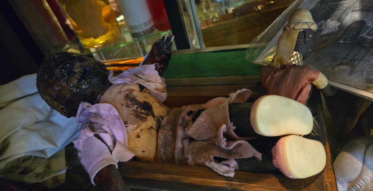 Poupée zombie carbonisée créée par un artiste