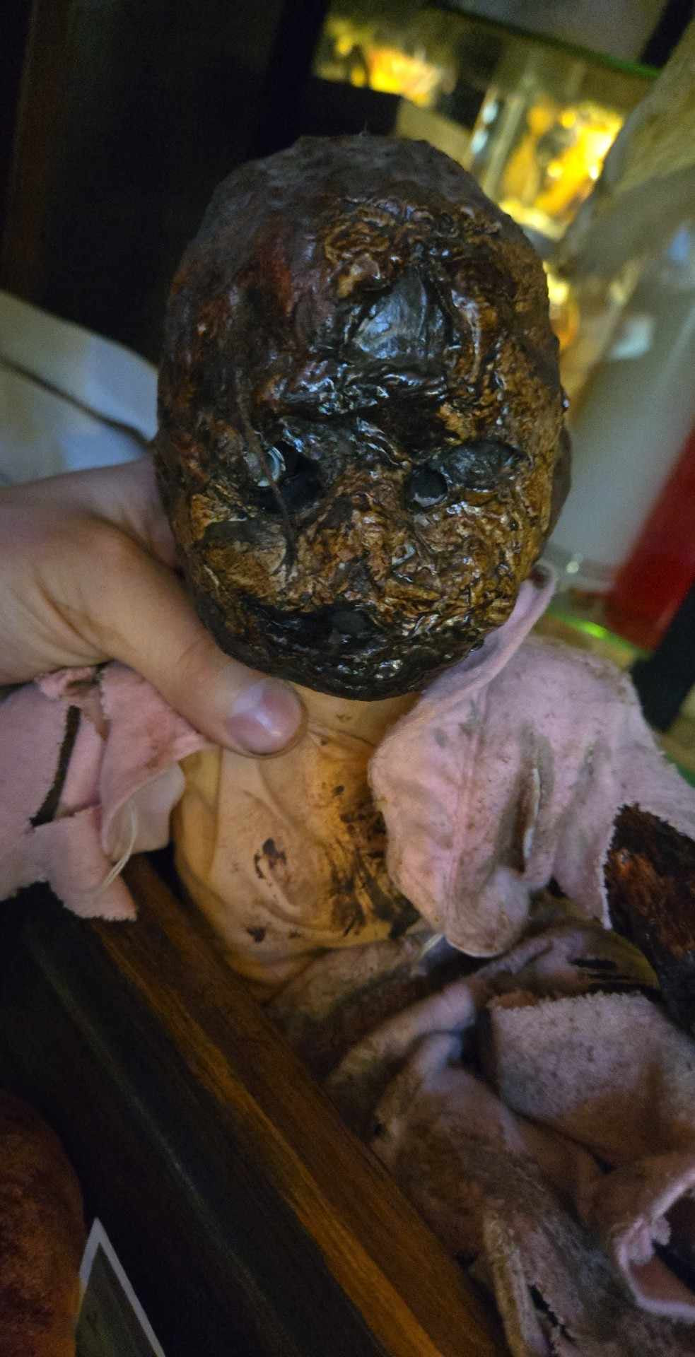 Poupée zombie carbonisée créée par un artiste
