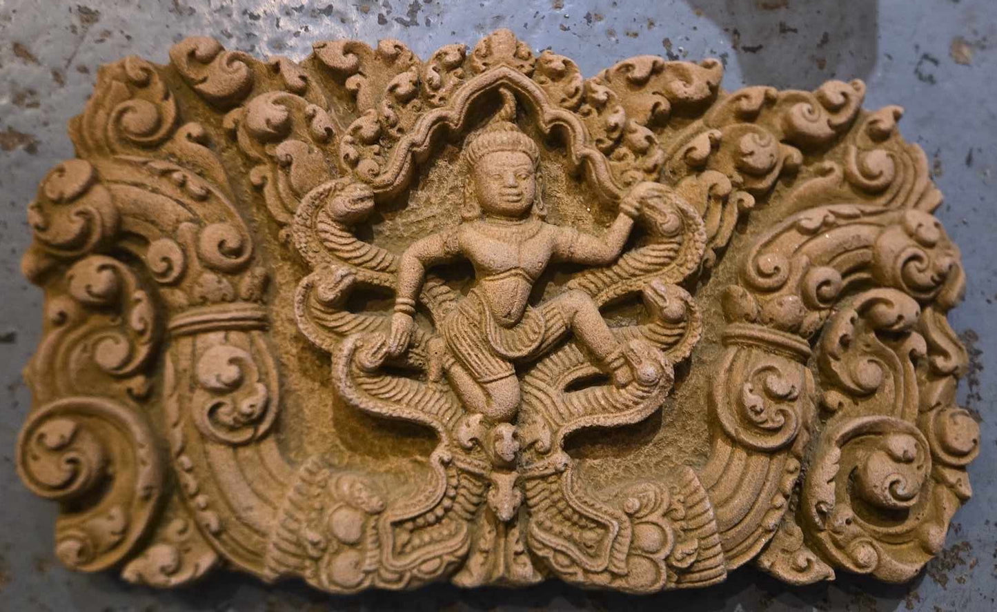 Bas relief en grès du Cambodge