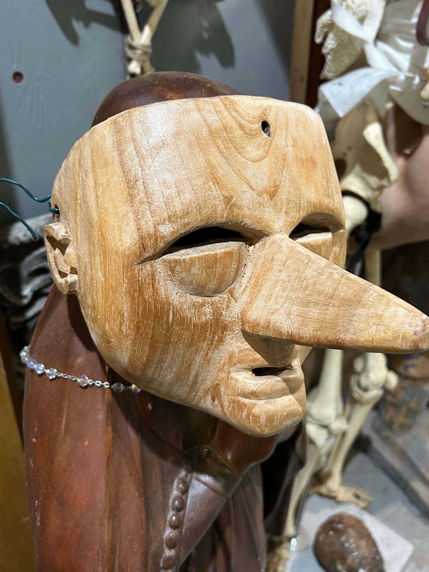 Masque sculpté en bois