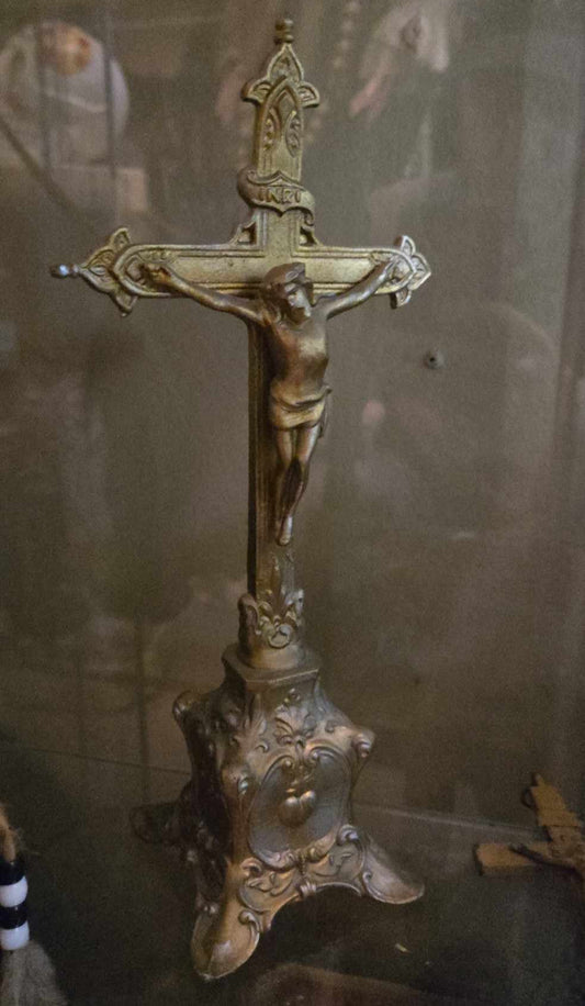 Grand crucifix en métal