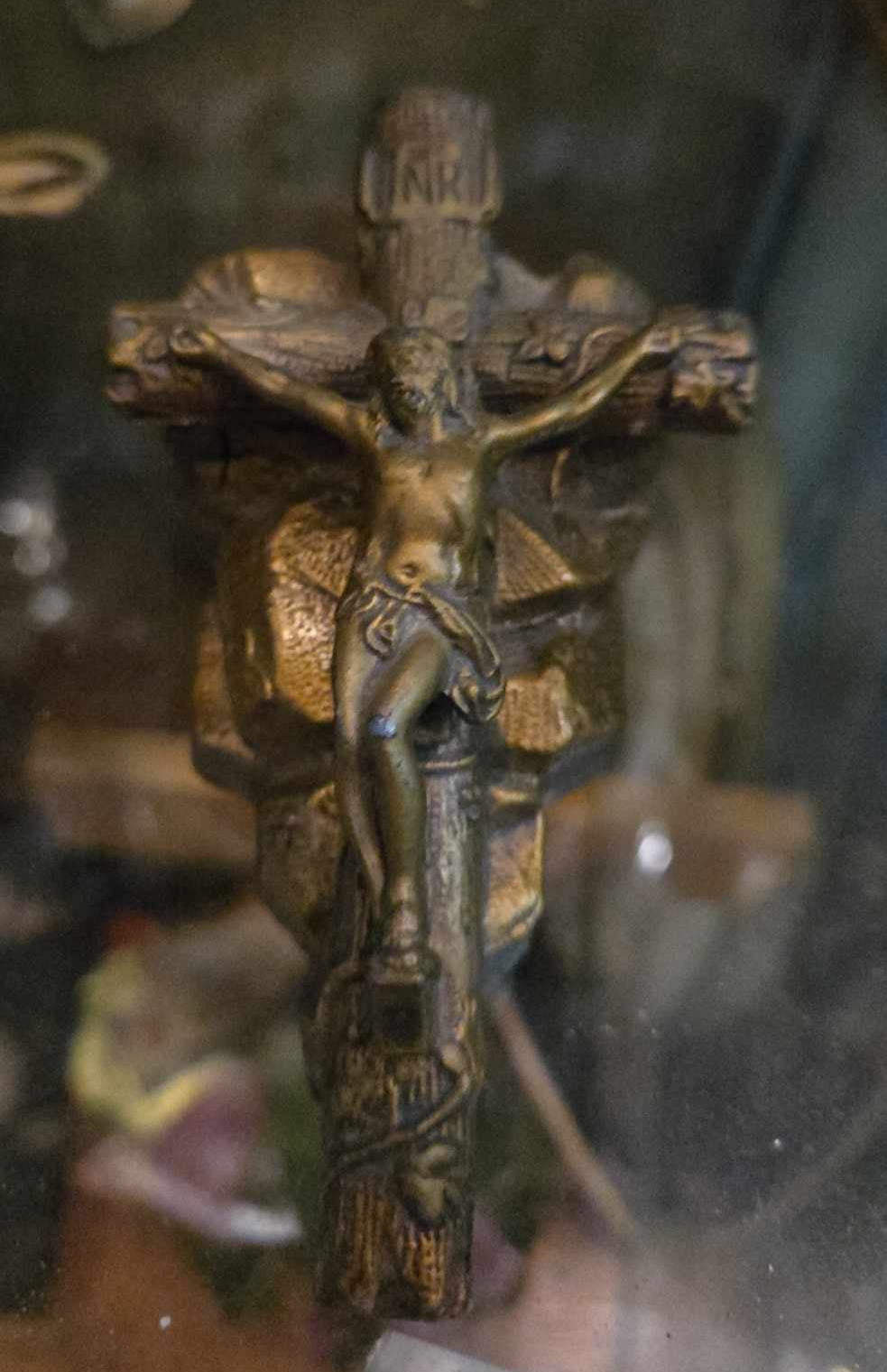 Petit crucifix en métal
