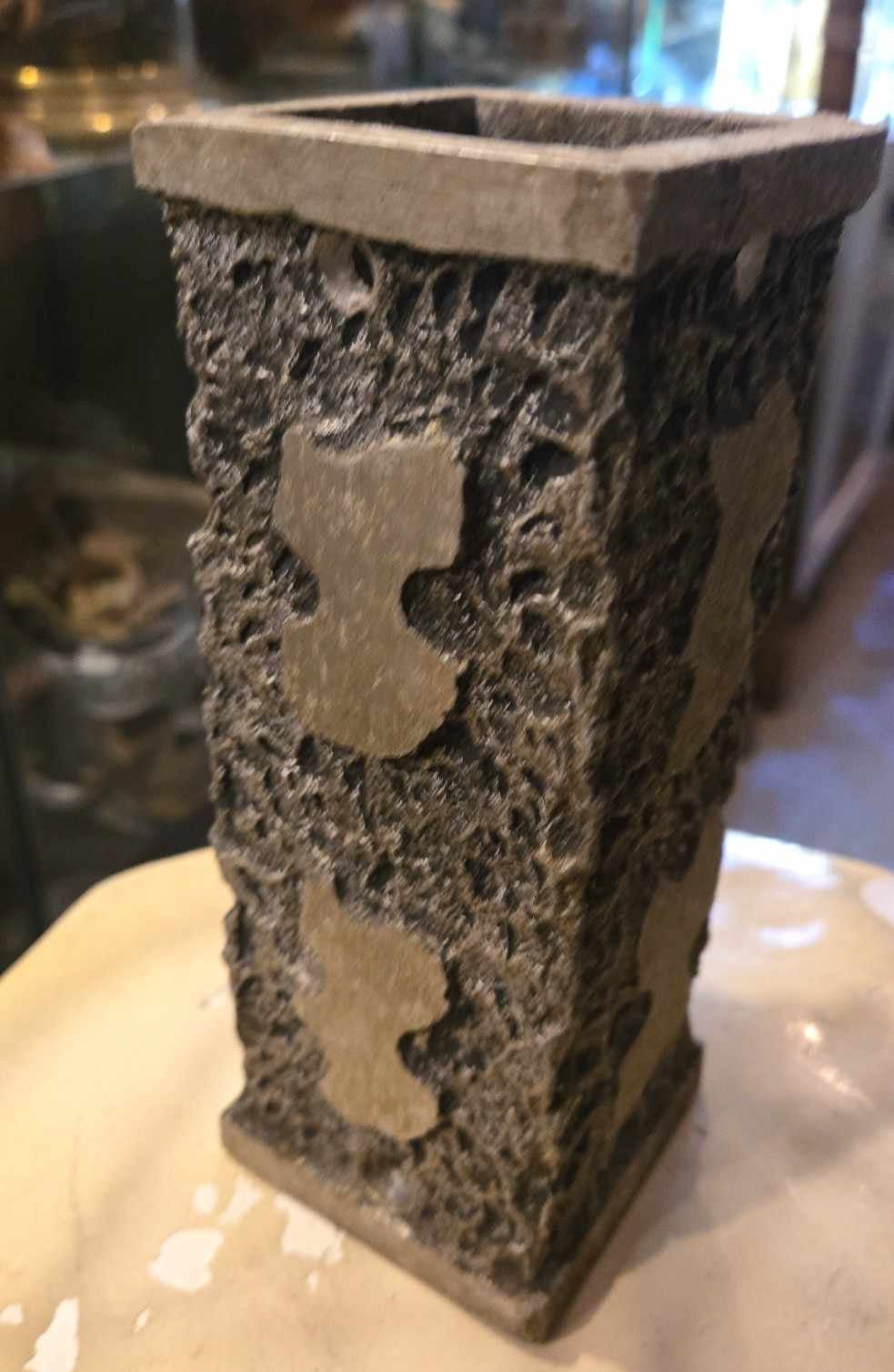 Vase en pierre sculpté par un artiste