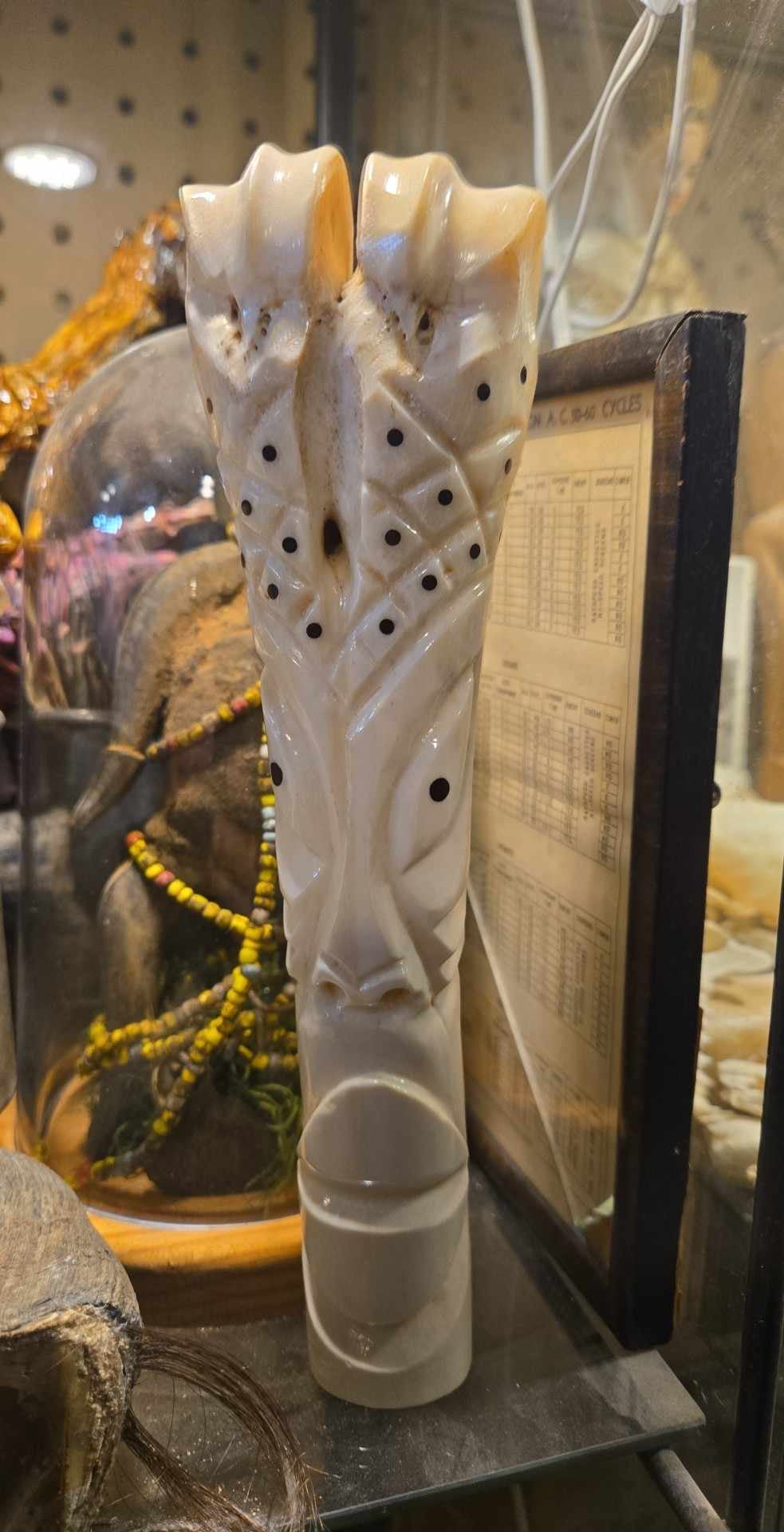Sculpture africaine dans un os