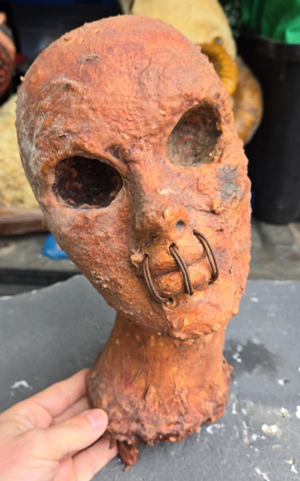 Sculpture Tête Zombie Femme par Jordan