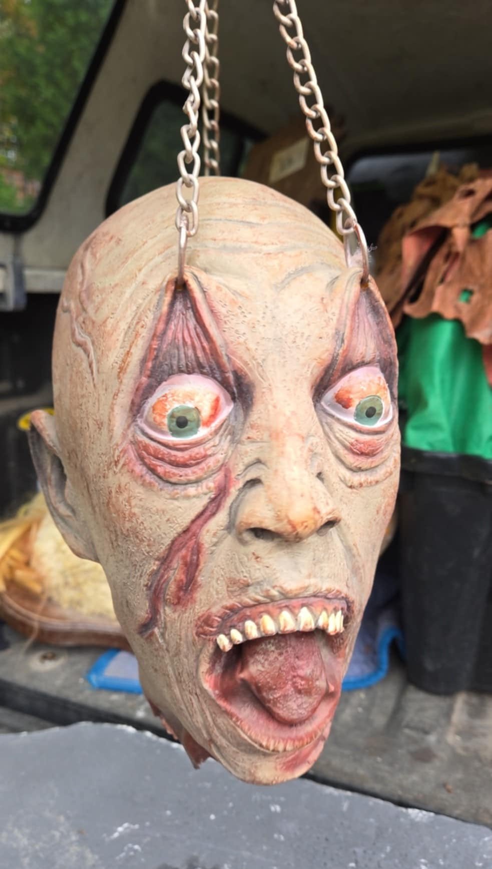Prothèse effet spécial latex tête accrochée chaines yeux