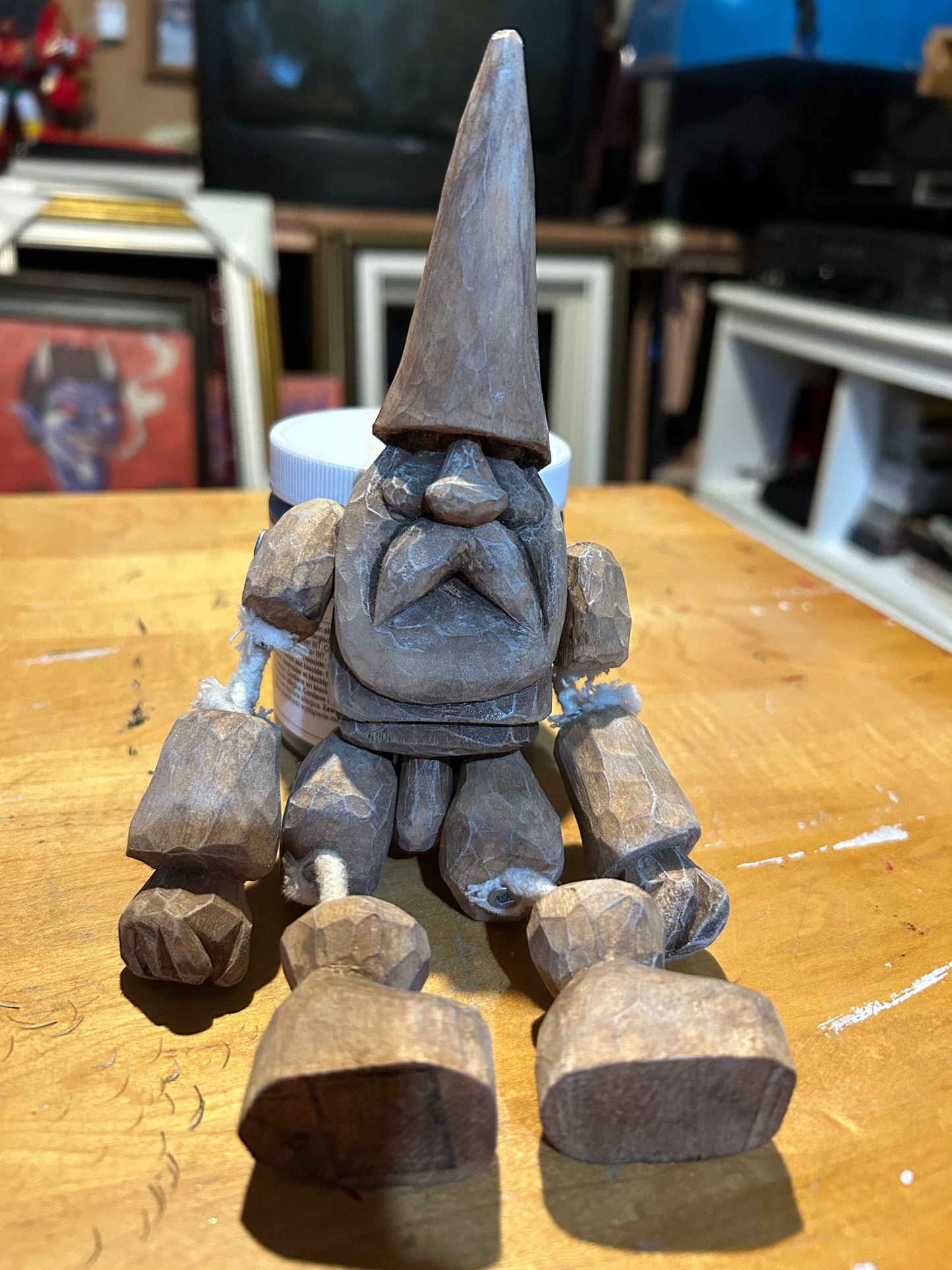 Pantin gnome en bois créé par un artiste