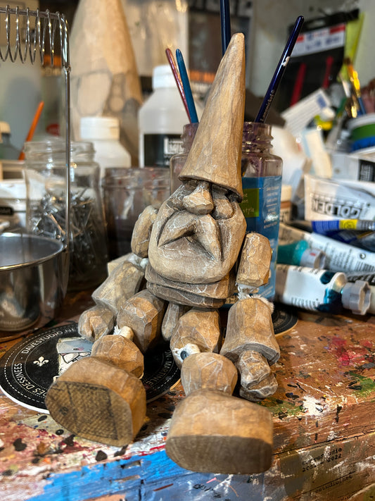 Pantin gnome en bois créé par un artiste