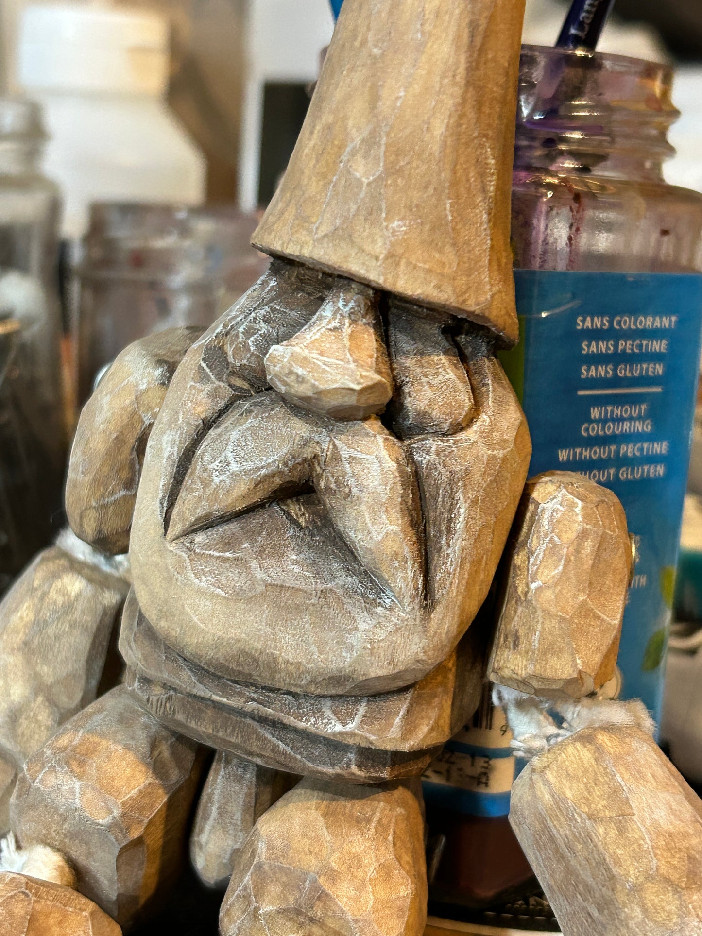 Pantin gnome en bois créé par un artiste