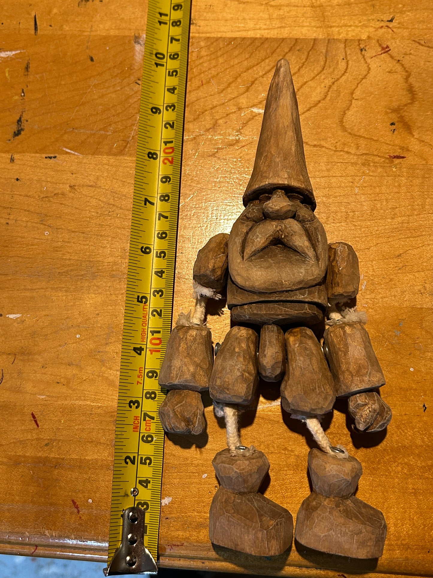 Pantin gnome en bois créé par un artiste