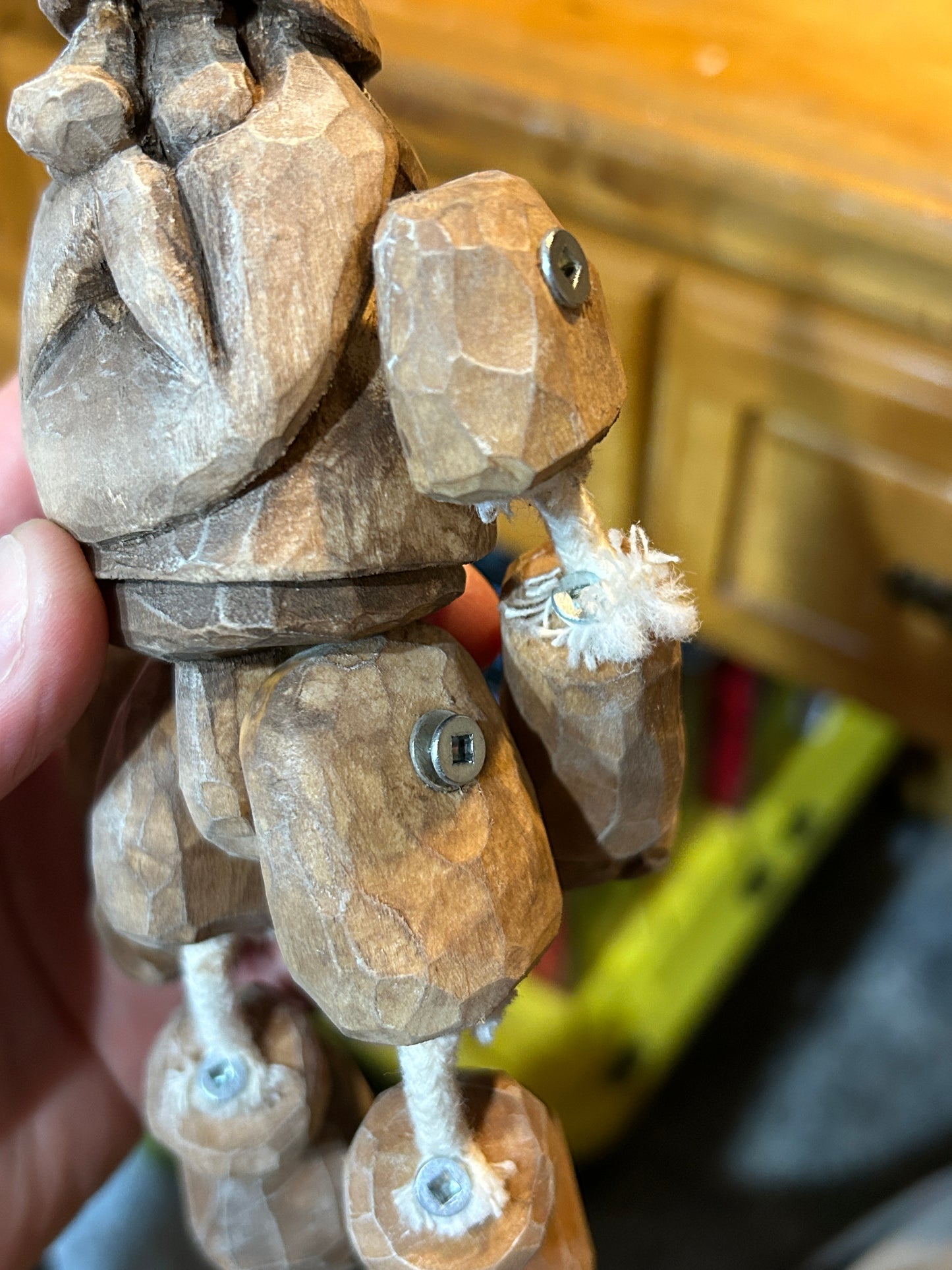 Pantin gnome en bois créé par un artiste