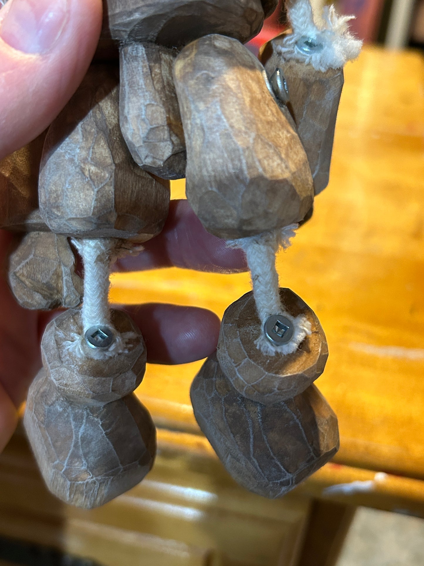 Pantin gnome en bois créé par un artiste