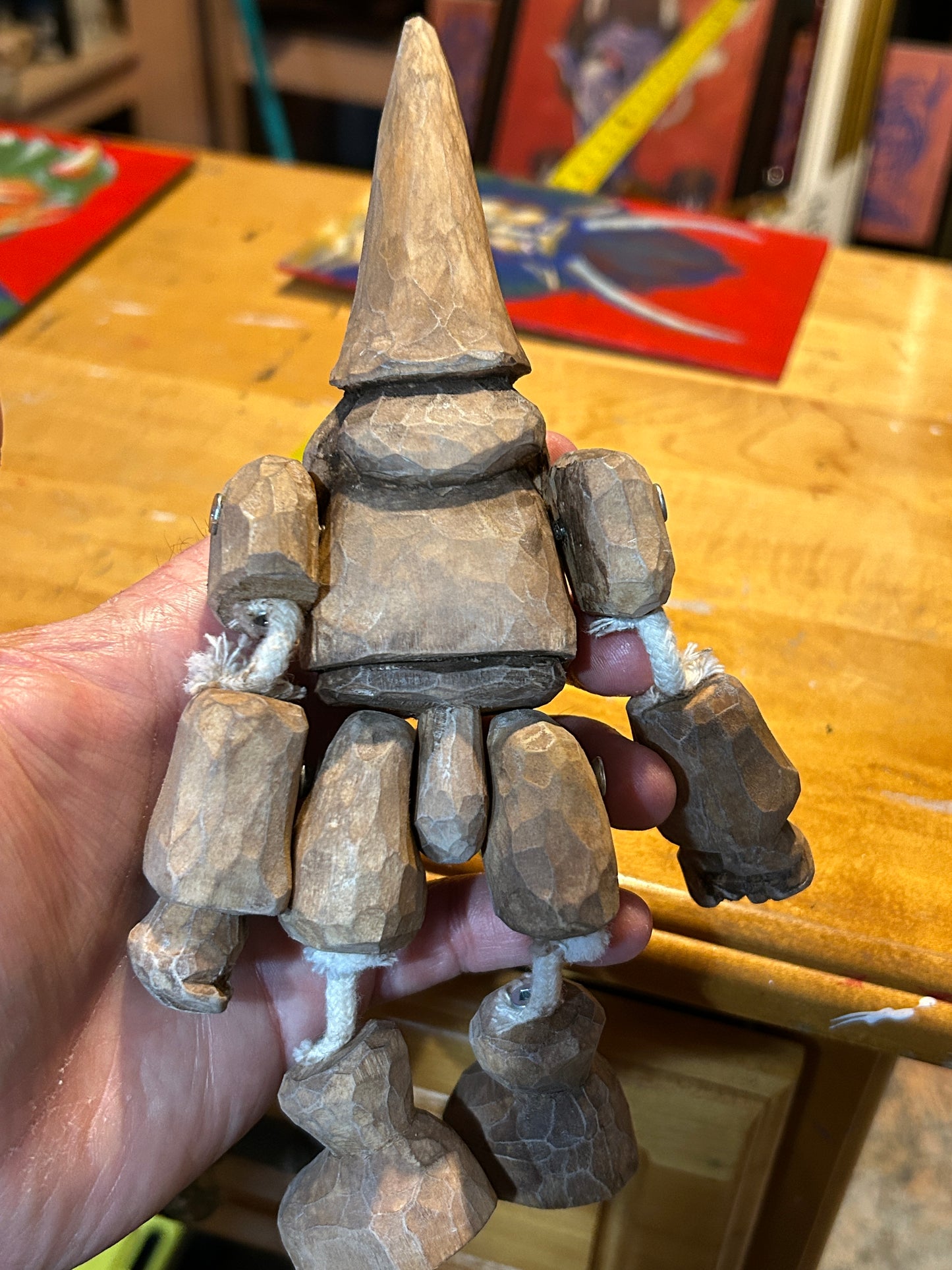 Pantin gnome en bois créé par un artiste
