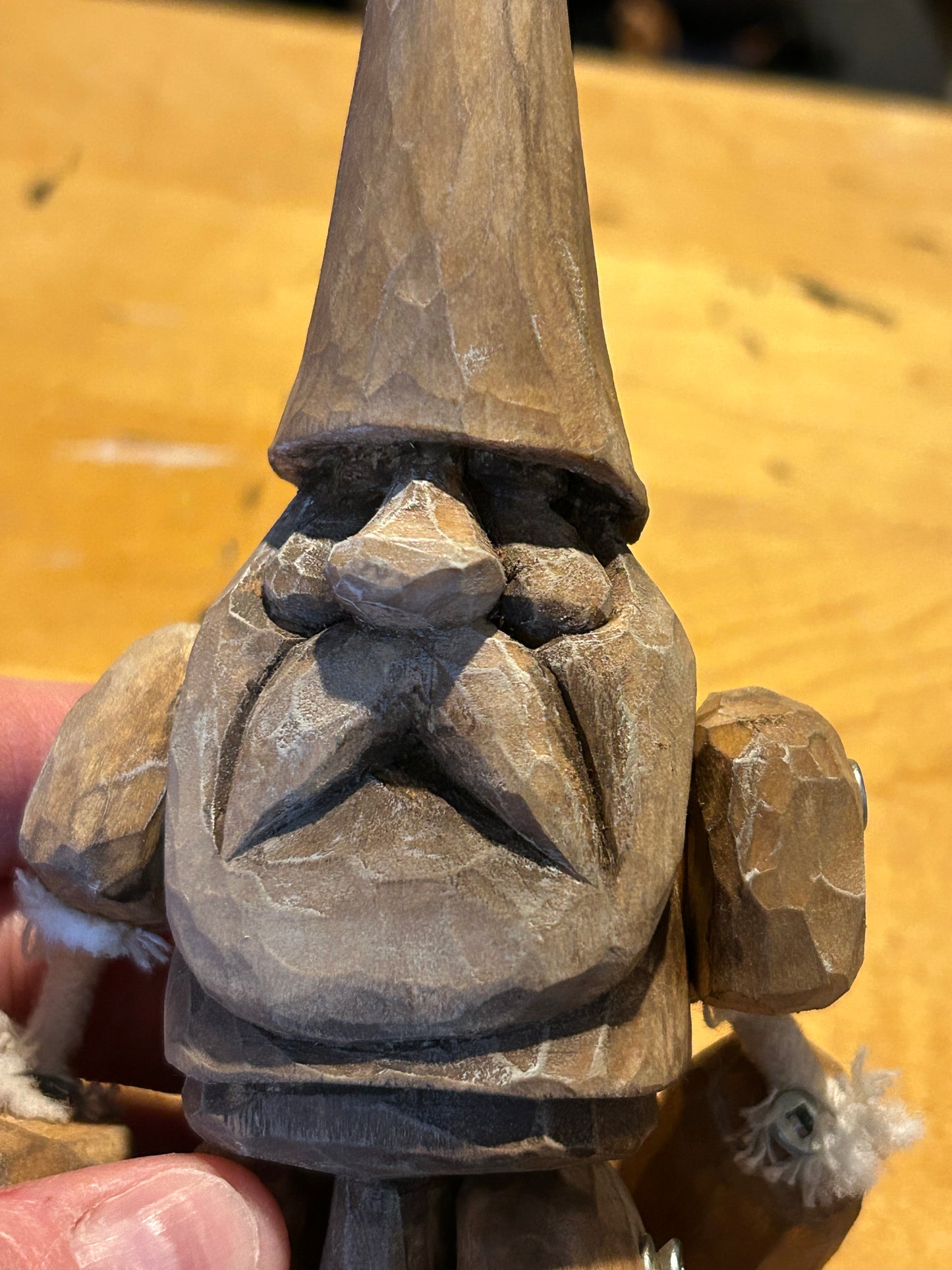 Pantin gnome en bois créé par un artiste