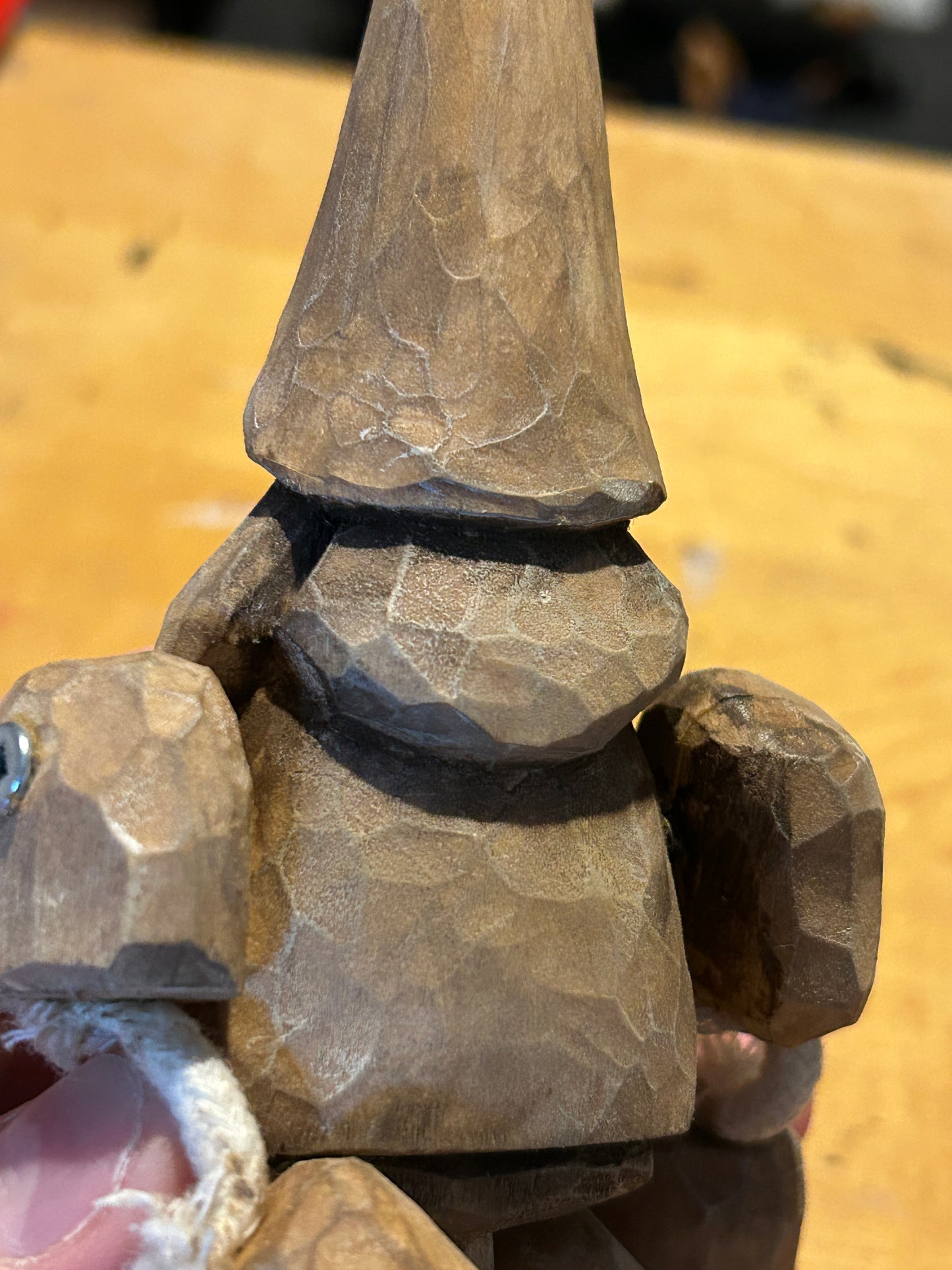 Pantin gnome en bois créé par un artiste