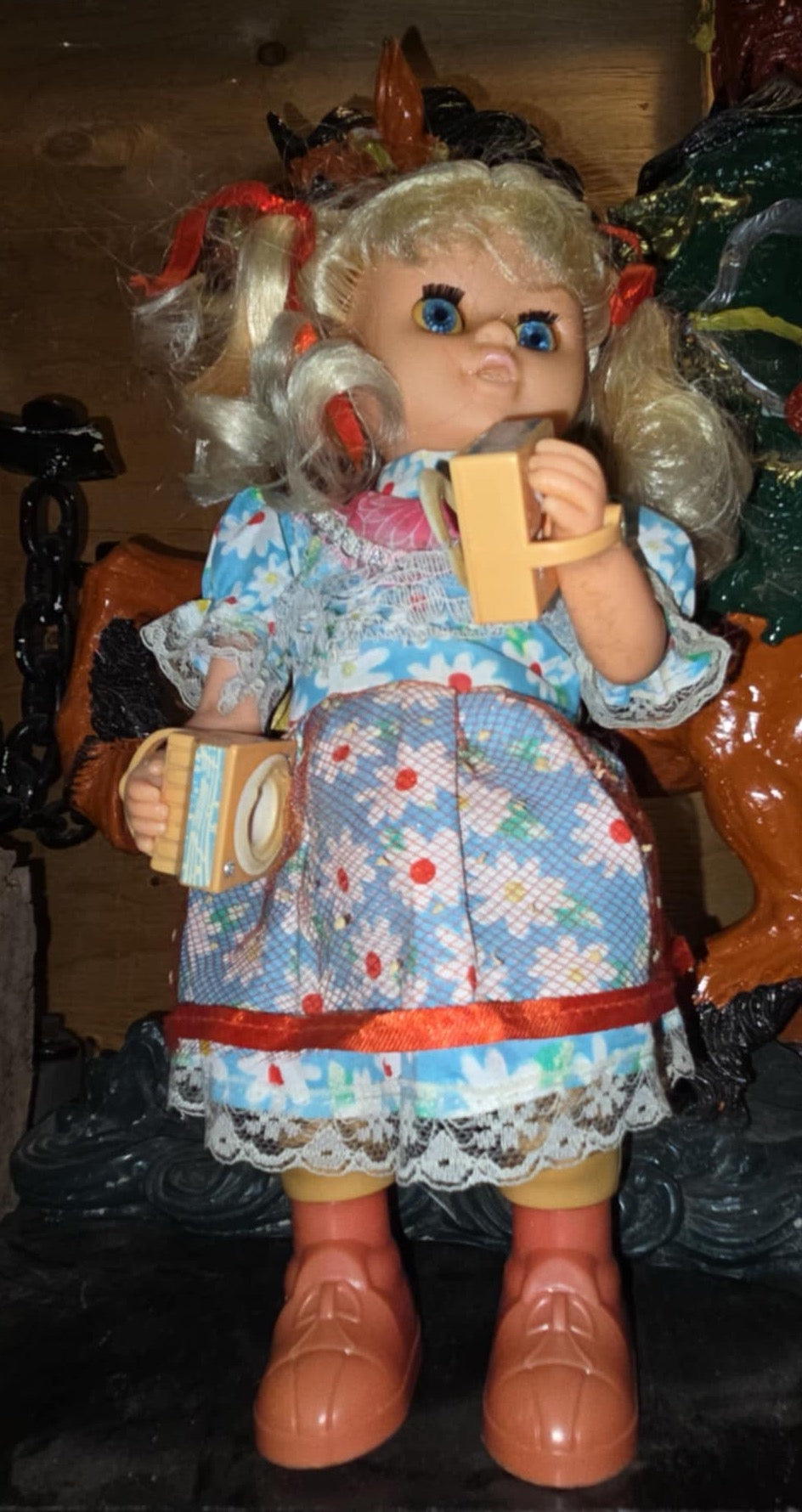 Poupée antique qui joue de l'accordéon