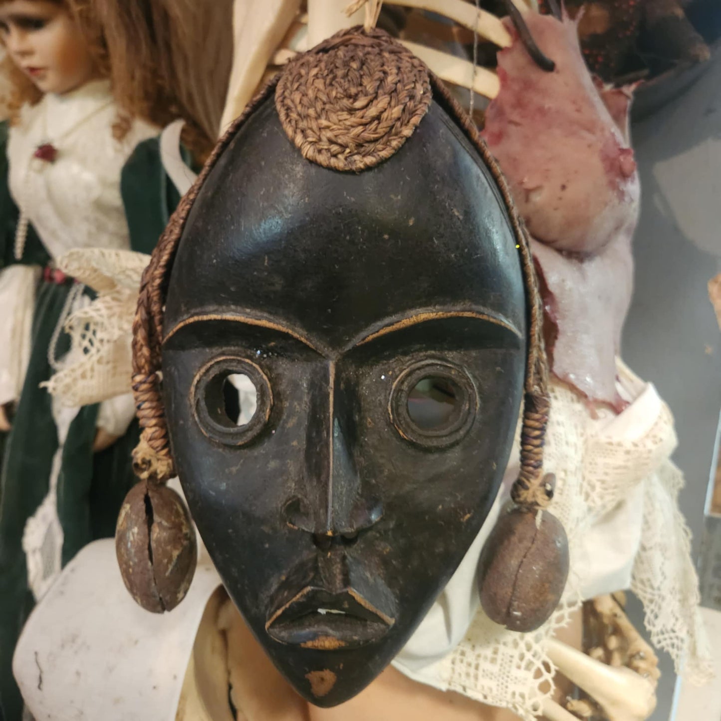 Masque africain avec cloches