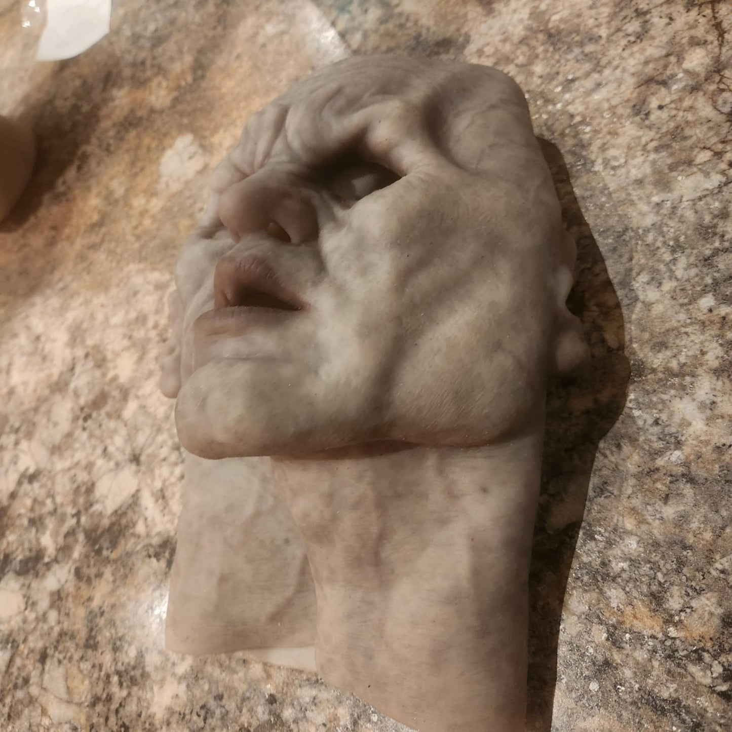 Masque en silicone réaliste.