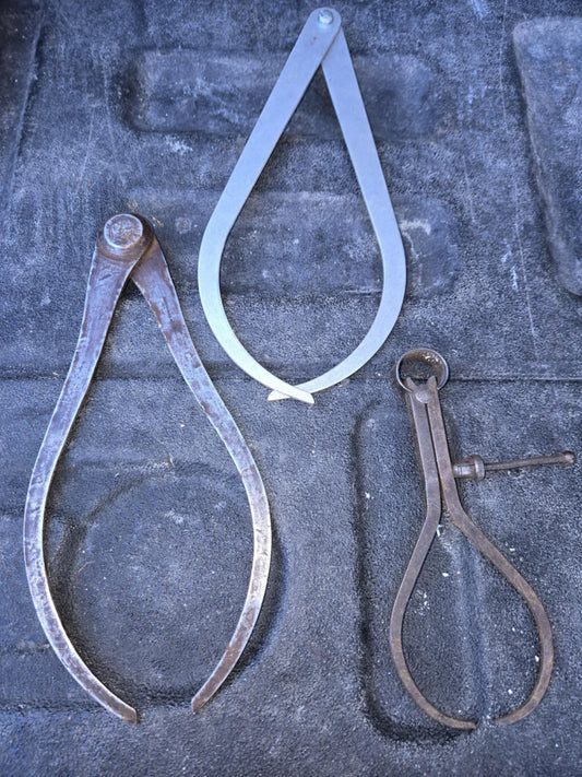 Compas anciens en métal.