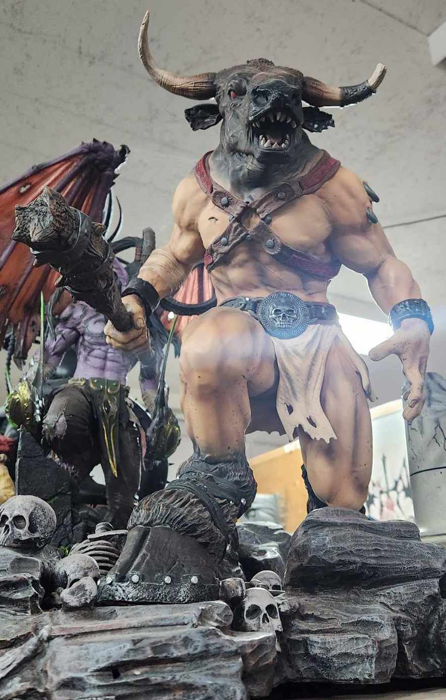 Statue Minotaurus Arh Studio peinte à la main.