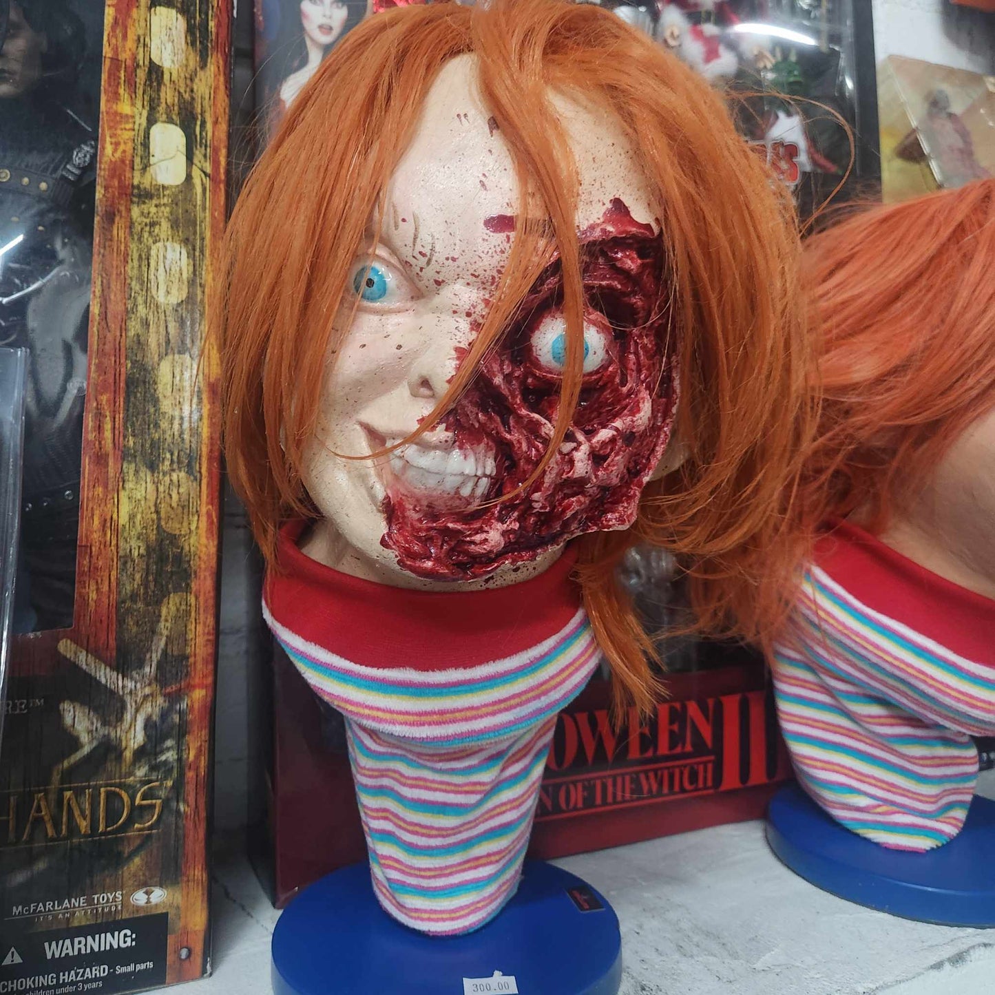 Tête de Chucky écorchée faite par un artiste