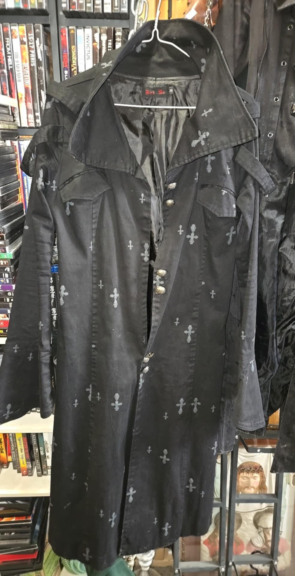 Manteau gothique à croix