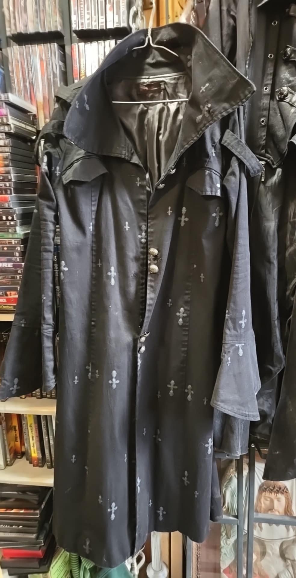 Manteau gothique à croix