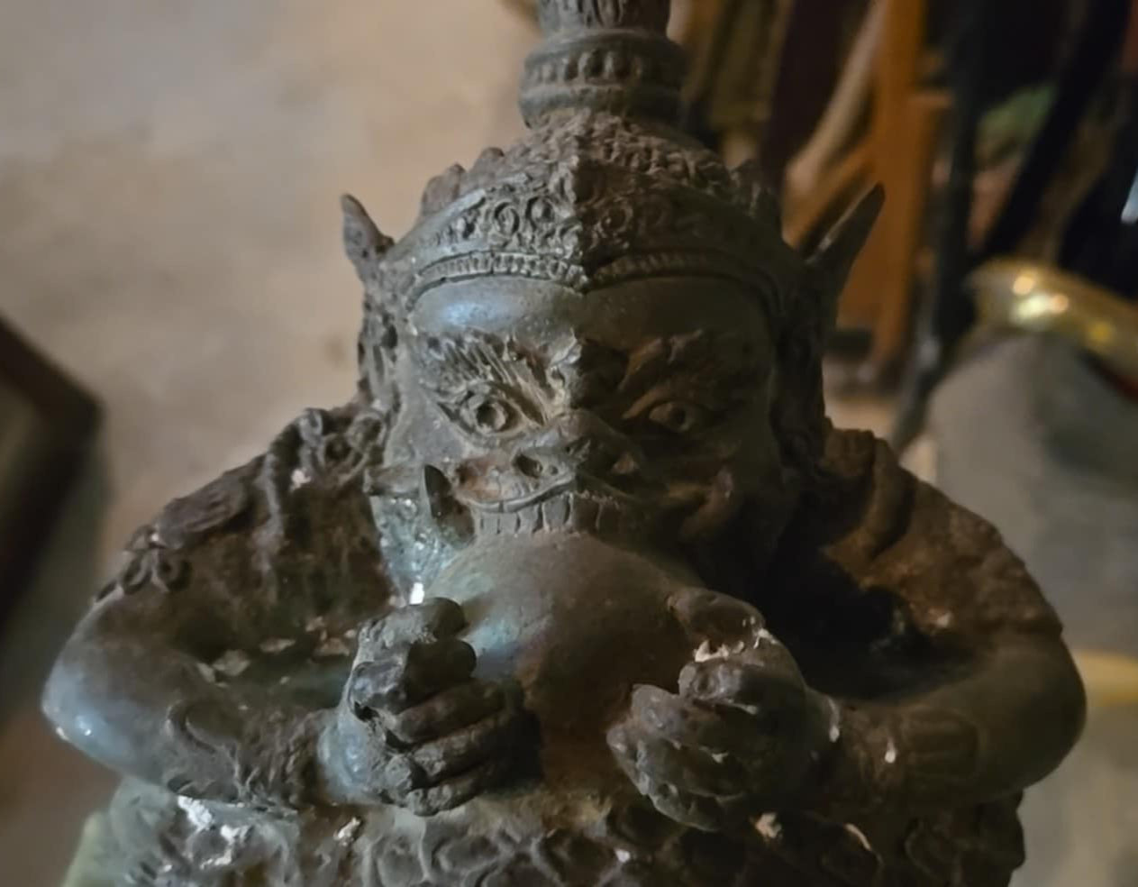 Statuette en métal de Phra Rahu dieu thaïlandais