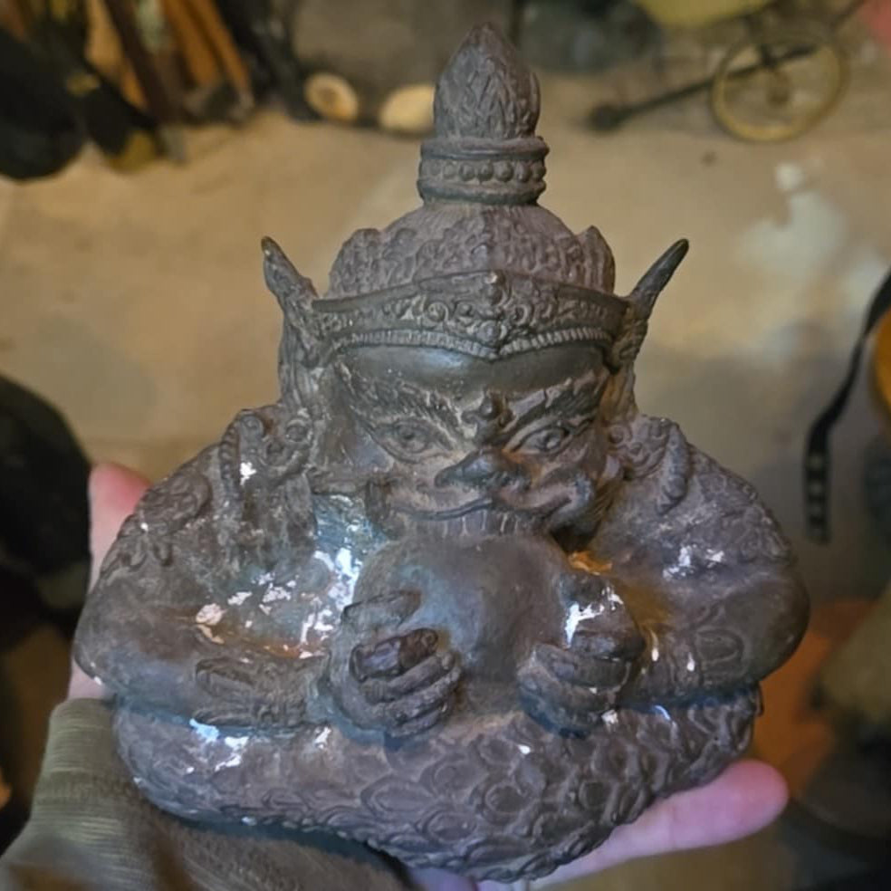 Statuette en métal de Phra Rahu dieu thaïlandais