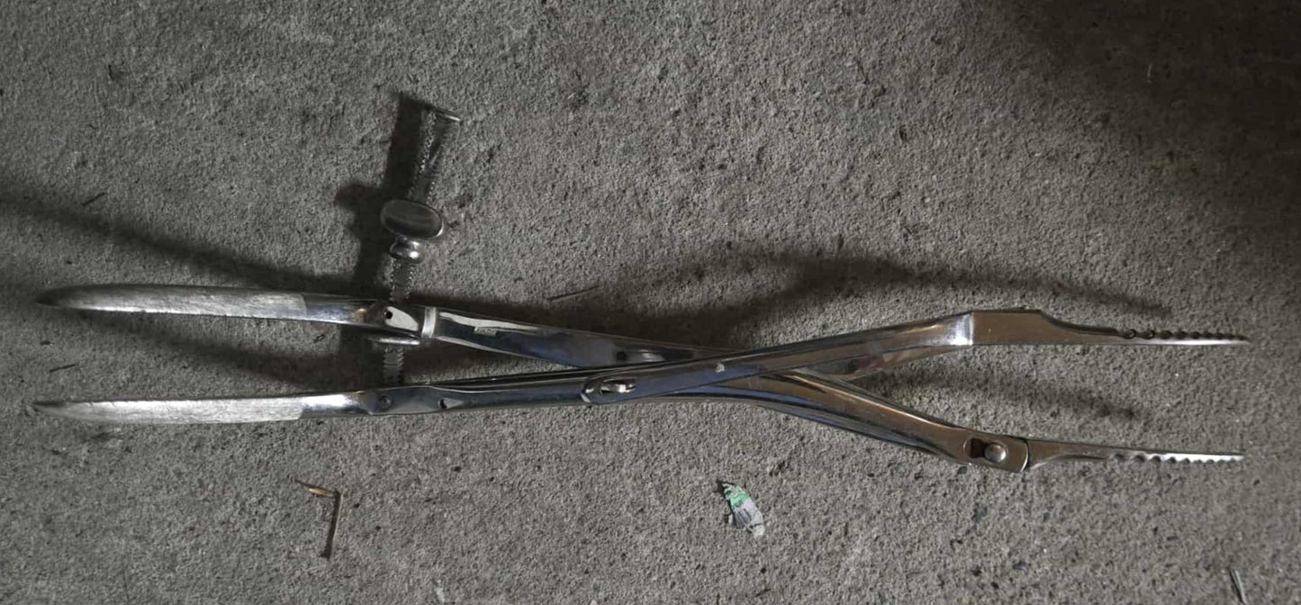 Dilatateur utérin à branche parallèle en métal.