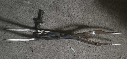 Dilatateur utérin à branche parallèle en métal.