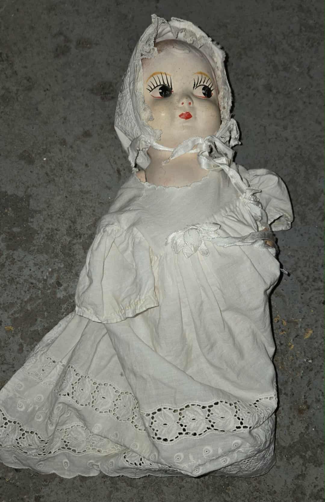 Poupée antique en porcelaine