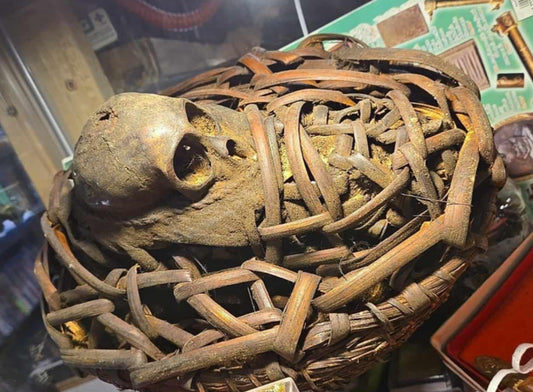 Fétiche vaudou antique panier rituel de purification.